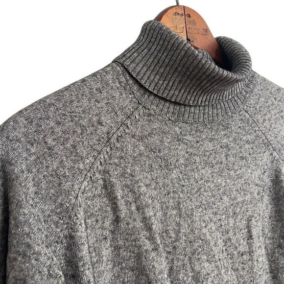 Real Clothes Saks Fifth Avenue Silk Cashmere Turtleneck Sweater Gray Size Medium - Picture 3 of 6